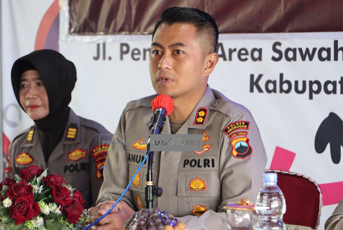 BERIKAN KETERANGAN: Kapolres Grobogan AKBP Dedy Anung Kurniawan memberikan keterangan kepada awak media dalam Jumat Curhat. (SIROJUL MUNIR/RADAR KUDUS)