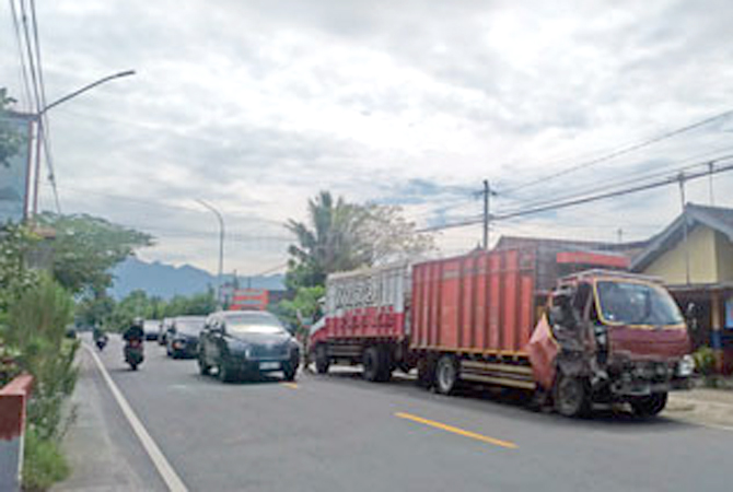 Salah satu truk yang terlibat tabrakan di Jalan Mayor Kusen, Mungkid Minggu (5/2). (M. Iqbal Amar/Jawa Pos Radar Semarang)