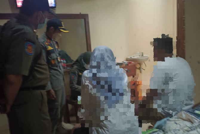 DIGEREBEK: Petugas Satpol PP menggerebek  oknum ASN dan THL di salah satu hotel di Jalan Pantura Kaliori-Rembang pada Senin (6/2). (SATPOL PP REMBANG FOR RADAR KUDUS)