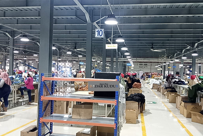 JADI SOROTAN: Suasana di dalam pabrik PT Sai Apparel Godong, Grobogan. (EKO SANTOSO/RADAR KUDUS)