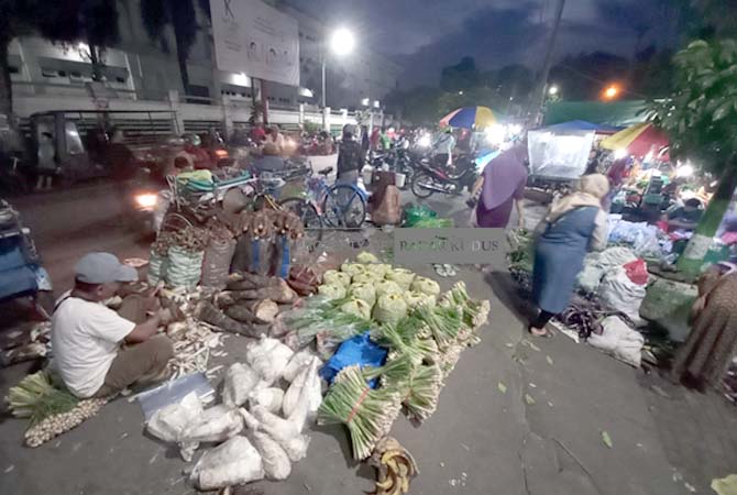 TAK MAU PINDAH: Pedagang sayur masih jualan di Pasar Bitingan. (DONNY SETYAWAN/RADAR KUDUS)