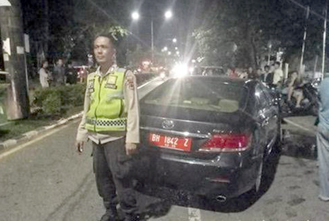 Anggota Polantas saat berada di lokasi kecelakaan tunggal mobil Dinas DPRD Provinsi Jambi, Kamis (2/2/2023). (Liputan6.com/istimewa)