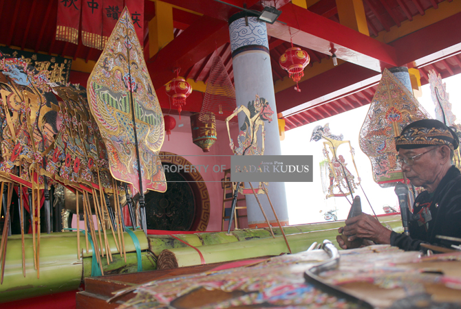 ATRAKTIF: Dalang menampilkan wayang kulit di depan altar klenteng Hok Tek Bio, Welahan, Jepara (5/2). (NIBROS HASSANI/JAWA POS RADAR KUDUS)