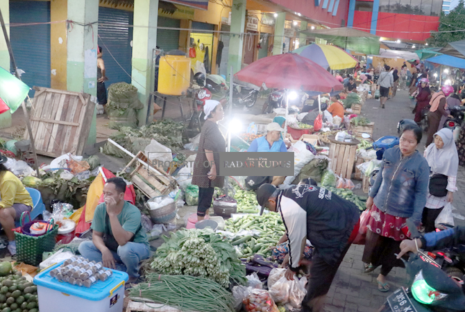 RAMAI: Pedagang sayur sudah masuk ke halaman Pasar Bitingan kemarin. (DONNY SETYAWAN/RADAR KUDUS)