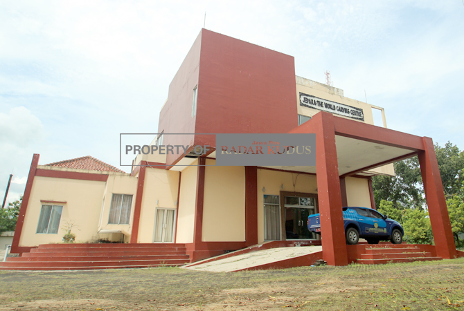 SEPI: Kendaraan terparkir di halaman gedung Jepara Trade and Topurism Center (JTTC) Pecangaan. (MOH. NUR SYAHRI MUHARROM/RADAR KUDUS)