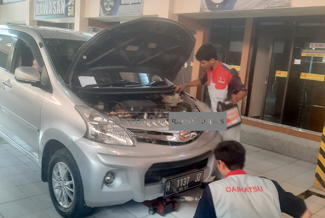 SERVIS: Servis kendaraan gratis selama HUT ke 19 SMKN 2 Purwodadi. (INTAN MAYLANI SABRINA/RADAR KUDUS)
