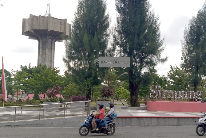 BESAR: Tower air di Simpang Lima yang dibangun sejak 1975. (EKO SANTOSO/RADAR KUDUS)
