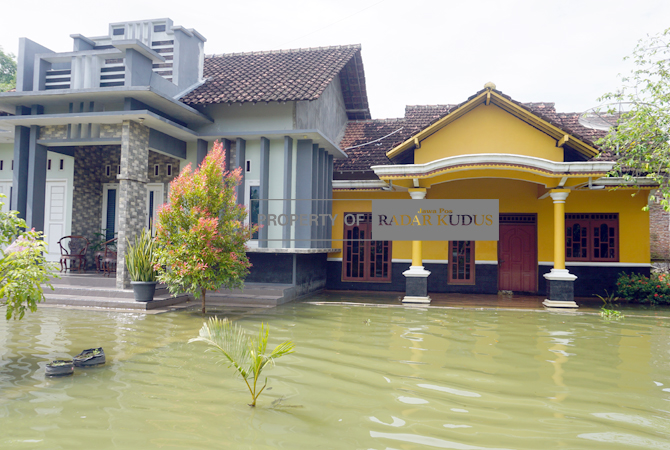 HUJAT MENINGKAT: Kondisi banjir semakin meluas akibat hujan yang turun dengan intensitas tinggi, Senin (27/2). (ACHMMAD ULIL ALBAB/RADAR KUDUS)