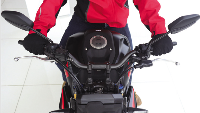 POSISI JEMARI YANG BENAR: Agar aman saat berkendara, sebaiknya bikers memulai kebiasaan berkendara dengan seluruh jemari tangan memegangi grip gas saat berkendara. (ASTRA FOR RADAR KUDUS)