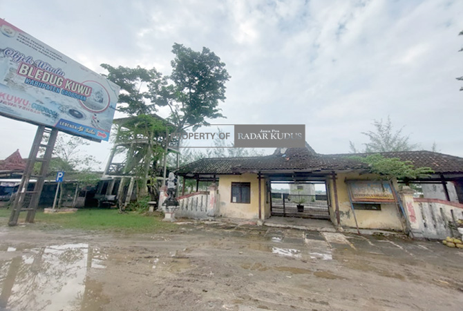 RUSAK: Gapura patung Ajisaka kotor hingga pagar rusak di Bledug Kuwu. (INTAN MAYLANI SABRINA/RADAR KUDUS)