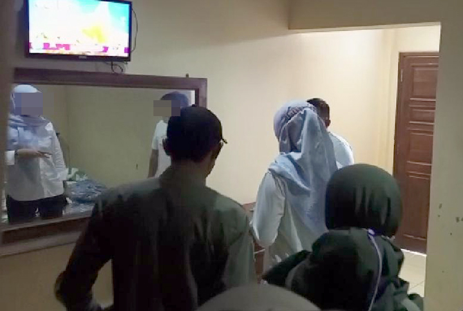 MIRIS: Dua oknum PNS Rembang kepergok Satpol PP berduaan di dalam kamar hotel sekitar Kaliori, Rembang, kemarin. (SCREENSHOOT VIDEO