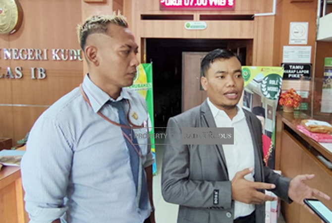 TAK DIKABULKAN: Kuasa Hukum Nurhudi Slamet Riyadi memberikan keterangan usai sidang putusan. (GALIH ERLAMBANG W/Radar Kudus)