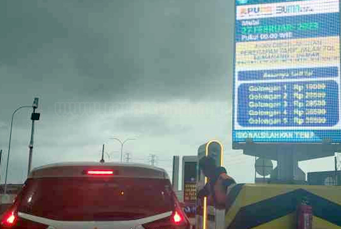 TARIF TOL: Gerbang tol Sayung menayangkan besaran tarif tol yang akan diberlakukan mulai 27 Februari 2023. (WAHIB PRIBADI/JAWA POS RADAR SEMARANG)