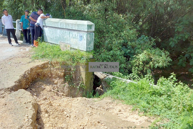 RUSAK: Jembatan di Bendoharjo Kecamatan Gabus tergerus longsor. (INTAN MAYLANI SABRINA/RADAR KUDUS)