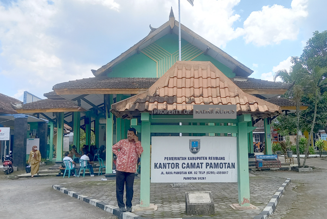 AKTIVITAS: Para pegawai berjapan di halaman Kantor Kecamatan Pamotan, Rembang. (VACHRI RINALDY L/RADAR KUDUS)