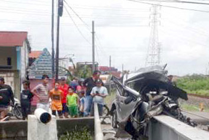 Mobil Daihatsu Xenia ringsek usai disambar Kereta Api di perlintasan tanpa palang pintu. (Istimewa)