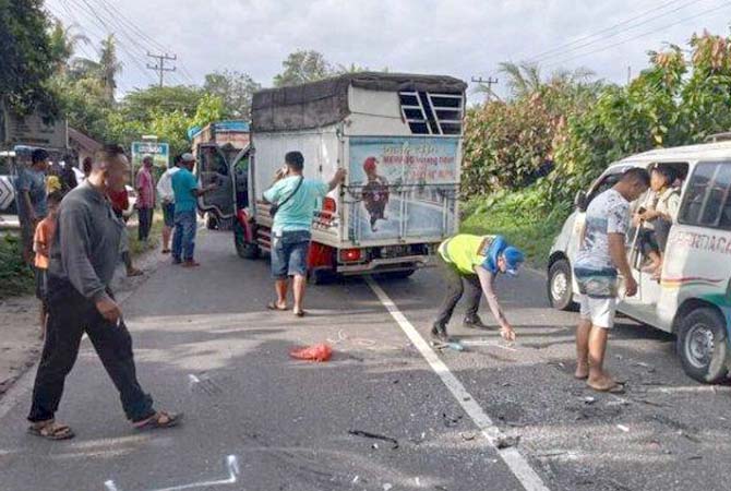 AMANKAN TKP: Polisi Satlantas Polres Pematang Siantar melakukan olah Tempat Kejadian Perkara (TKP) di Jalan umum Km 22-23 Jurusan Perdagangan - Pematang Siantar, Nagori Sahkuda Bayu, Kecamatan Gunung Malela, Simalungun, Kamis (2/2). (Dok: Polres Simalungu