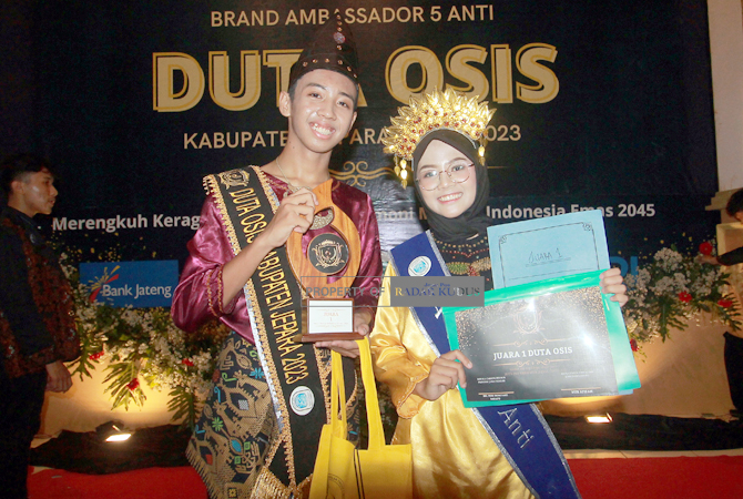 JAWARA: Kania Ekha Widya Rahayu dan Darius Fikram Azzam memamerkan penghargaan yang diraihnya sebagai Duta OSIS Kabupaten Jepara 2023. (MOH. NUR SYAHRI MUHARROM/RADAR KUDUS)