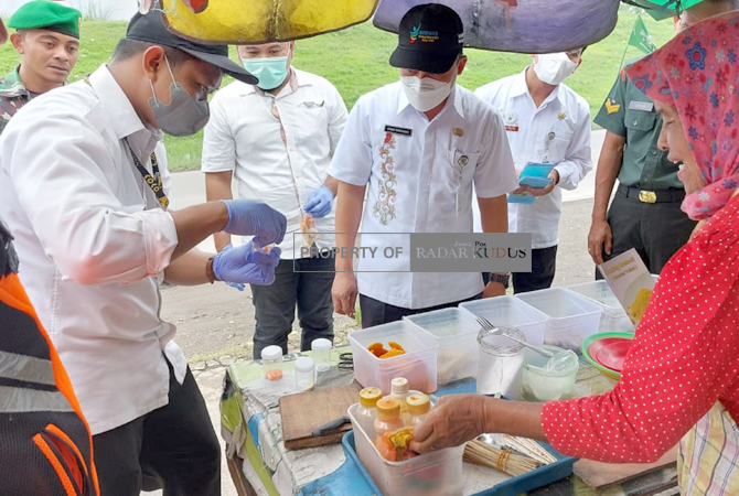 CEK MAKANAN: Tim Puskesmas Undaan bersama Satpol PP, Polsek dan Koramil Kecamatan Undaan menyisir makanan atau jajan dari pedagang yang mangkal di depan sekolah kemarin. (INDAH SUSANTI/RADAR KUDUS)