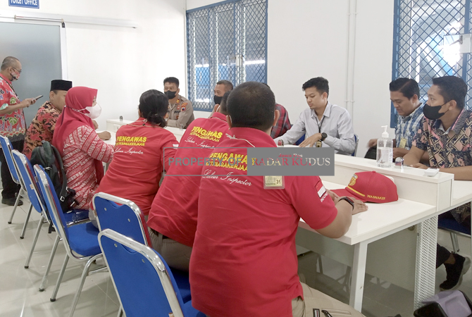 SIDAK: Disnakertrans Jateng saat sidak di PT Sai Apparel Godong, Grobogan. (EKO SANTOSO/RADAR KUDUS)