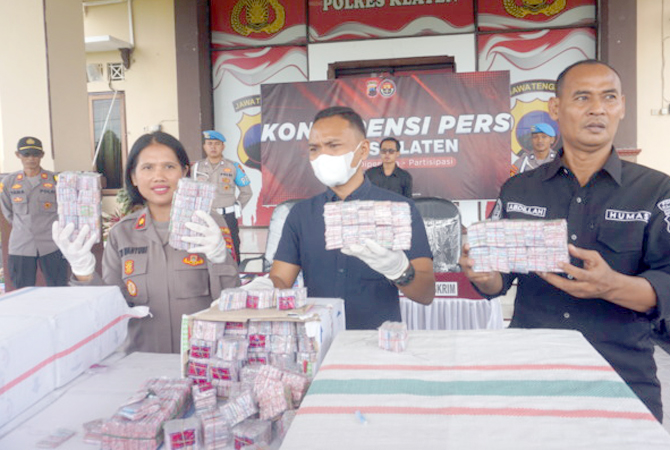 UNGKAP KASUS: Wakapolres Klaten Kompol Tri Wakhyuni (kiri) menunjukan barang bukti petasan cabai rawit yang berhasil diamankan, Selasa (28/3). (ANGGA PURENDA/RADAR SOLO)