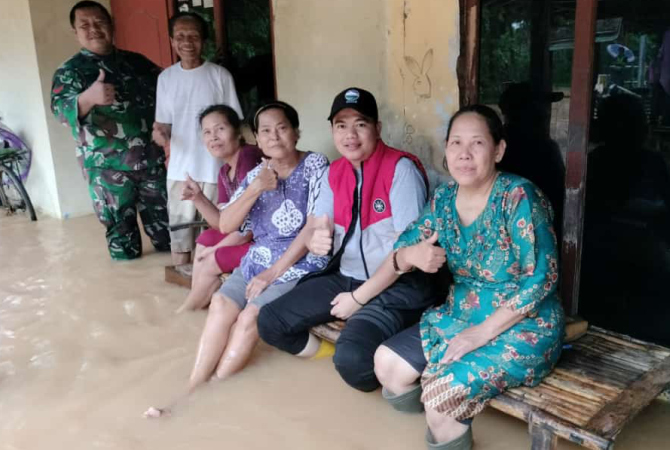 BERI DUKUNGAN MORIL: Kades Dukuhseti Ahmad Rifa