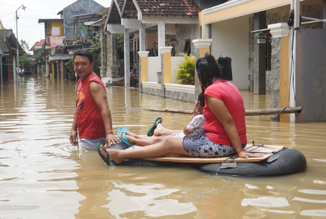 TERENDAM: Kondisi banjir di Desa Doropayung, Kecamatan Juwana mulai berangsur surut namun bantuan masih minim. (ACHMAD ULIL ALBAB/RADAR KUDUS