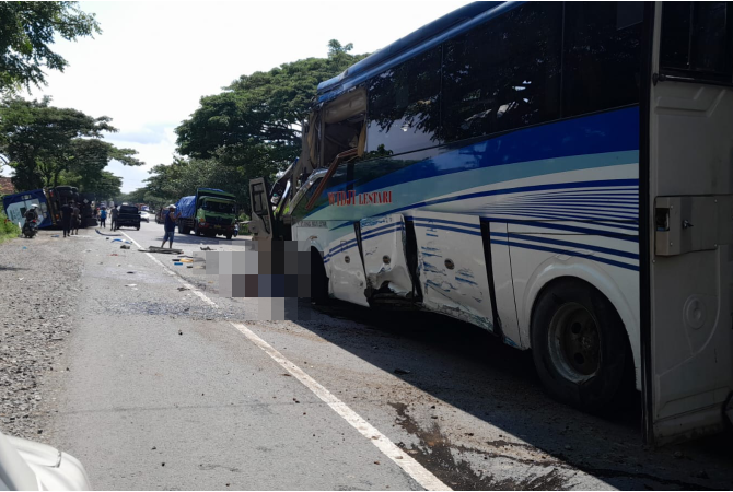 RINGSEK: Bagian depan Bus Wiji Lestari ringsek usai terlibat kecelakaan dengan Truk trailer di Jalan Pantura turut Desa Pasar Banggi, Rembang pada Jumat (10/3) sekira pukul 10.00. (WISNU AJI/RADAR KUDUS)