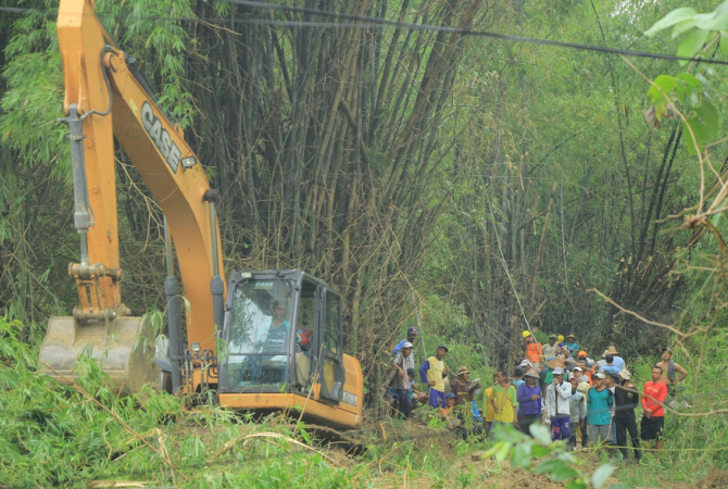 GUYUB: Warga Desa Kuangsan gotong royong membersihkan sampah yang menjadi biang banjir di wilayahnya. (WISNU AJI/RADAR KUDUS)