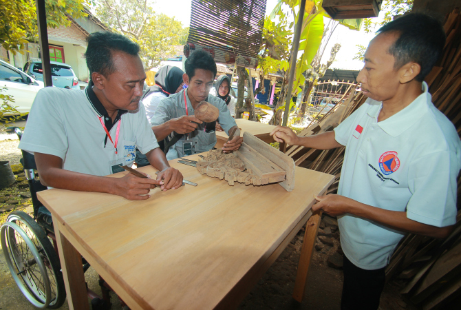 SEMANGAT: Bina Akses Jepara berlatih mengukir untuk meningkatkan kompetensi dan kreativitas pada Senin (13/3). (MOH. NUR SYAHRI MUHARROM/RADAR KUDUS)