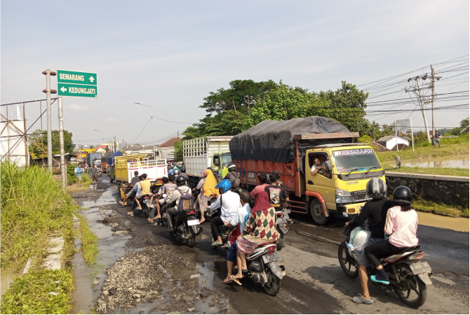 TERSENDAT: Kendaraan mengular di Jalan Purwodadi-Semarang tepatnya sekitar bundaran Gubug pada Rabu (29/3). (EKO SANTOSO/RADAR KUDUS)