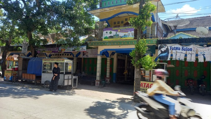 KANTOR: Kantor Mabari Travel yang terletak di Desa Narukan, Kecamatan Kragan. (VACHRY RINALDY L/RADAR KUDUS)