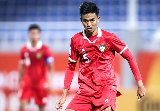 Bek timnas U-20 Kakang Rudianto (foto kanan) harus sigap menghadang serangan tuan rumah Uzbekistan. (THE-AFC.COM)
