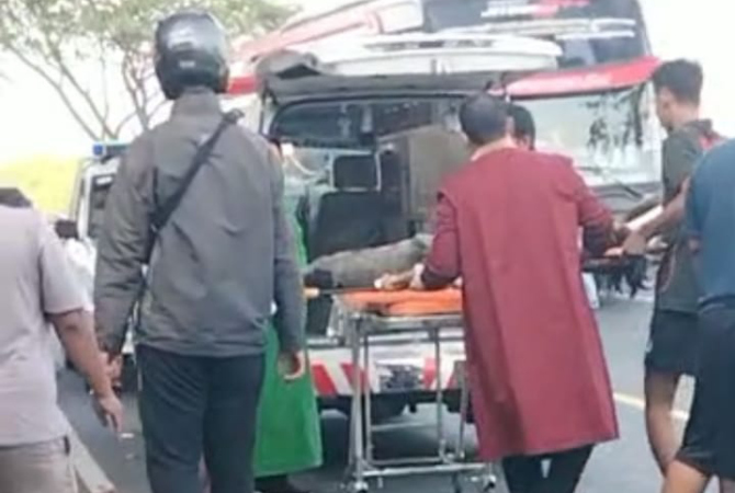 EVAKUASI: Petugas mengevakuasi korban kecelakaan lalu lintas yang melibatkan mobil bak terbuka L-300 dan Honda Vario terjadi di Jalan Pantura turut Desa Bonang, Kecamatan Lasem pada Minggu (19/3) sekira pukul 06.20. (ISTIMEWA)