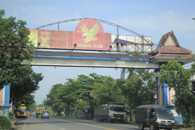 BERANGSUR NORMAL: Sejumlah kendaraan berat melintasi jalanan Pantura Rembang yang sudah mulai lancar. (WISNU AJI/RADAR KUDUS)