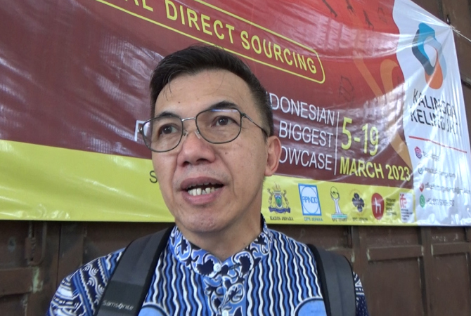 MASUKAN: Perwakilan Konsulat Jenderal Malaysia, Sandi Katok mengeluhkan akses transportasi pameran mebel yang terhambat saat ikut menyambangi showroom dan lokasi produksi mebel belum lama ini. (NIBROS HASSANI/RADAR KUDUS)