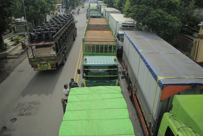 MENGULAR: Kendaraan menumpuk sepanjang jalur pantura Rembang-Kaliori sejak Selasa (28/2) malam hingga Rabu (1/3) sore. (WISNU AJI/RADAR KUDUS) 
