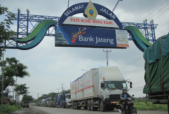 MENGULAR: Kendaraan menumpuk sepanjang jalur pantura Batangan-Rembang sejak Selasa (28/1) malam. (WISNU AJI/RADAR KUDUS)