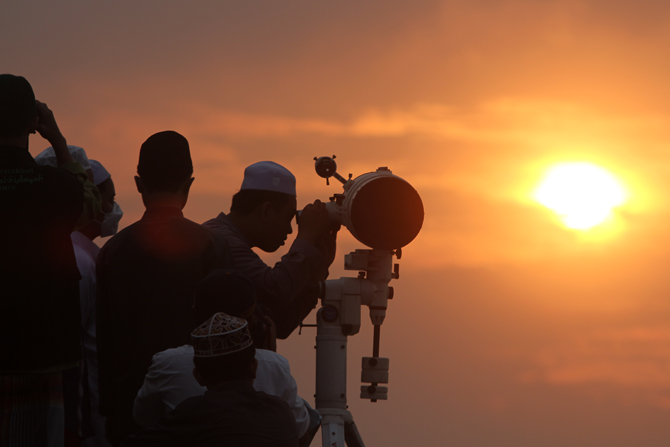 Ilustrasi rukyatul hilal, salah satu metode penentuan awal puasa Ramadan.  Foto: Dery Ridwansah/ JawaPos.com