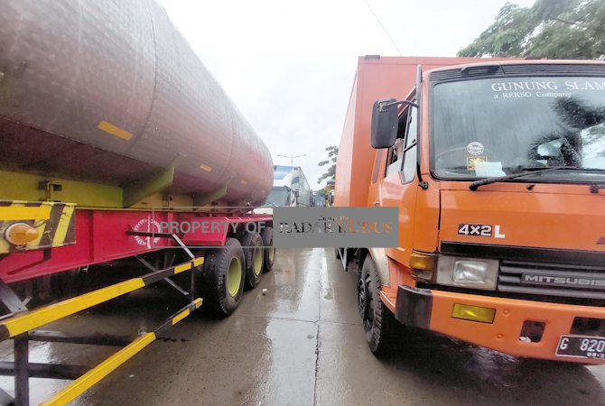 MACET TOTAL: Kendaraan besar di jalur pantura Pati-Rembang terjebak macet akibat pembangunan jembatan dan perbaikan jalan, Kamis (2/3). (ANDRE FAIDHIL FALAH)