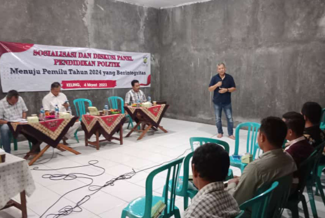 PENDIDIKAN: Wakil Ketua DPRD Jepara Junarso memberikan pendidikan politik berintegritas kepada 70 warga Desa Rumahan dan Gelang, Sabtu (4/3) lalu. (ISTIMEWA/RADAR KUDUS)