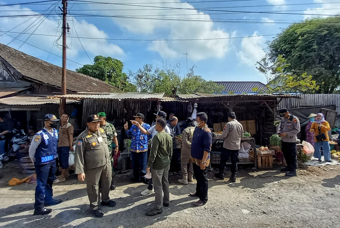 TEGURAN: Tim gabungan melaksanakan sosialisasi kepada pedagang di luar pagar Pasar Rembang pada Jumat (17/3). (VACHRI RINALDY L/RADAR KUDUS)