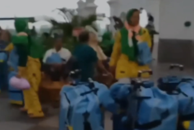 TANGKAPAN LAYAR: Rombongan jemaah umrah asal Kabupaten Rembang terlantar di Bandara Yogyakarta Internasional Airport (YIA) pada Jumat (17/3). (ISTIMEWA)