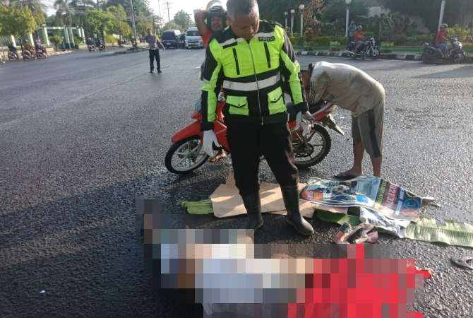 DIEVAKUASI: Petugas kepolisian mengevakuasi korban berinisial R asal Karanganyar, Kabupaten Demak yang terlibat kecelakaan di simpang traffic light Jalan Agil Kusumadya, Kecamatan Jati, Kudus, Jumat (3/3). (SATLANTAS POLRES KUDUS FOR RADAR KUDUS)