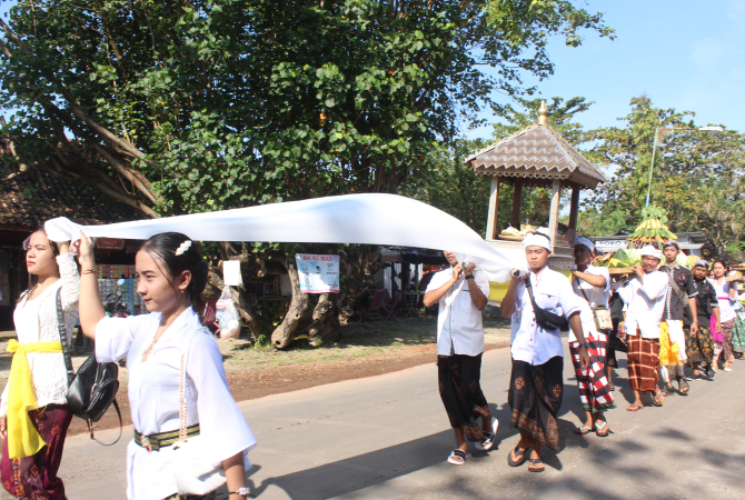 DIARAK: Beberapa sesembahan diarak dari gerbang pantai sebelum dilarung ke laut (19/3). (NIBROS HASSANI/RADAR KUDUS)