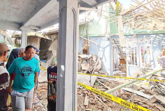 HANCUR: Beberapa rumah di lokasi kejadian ledakan, rusak parah dan material bangunan sudah hancur. Lima rumah rusak parah dan enam lainnya rusak ringan. (NAILA NIHAYAH/RADAR JOGJA)