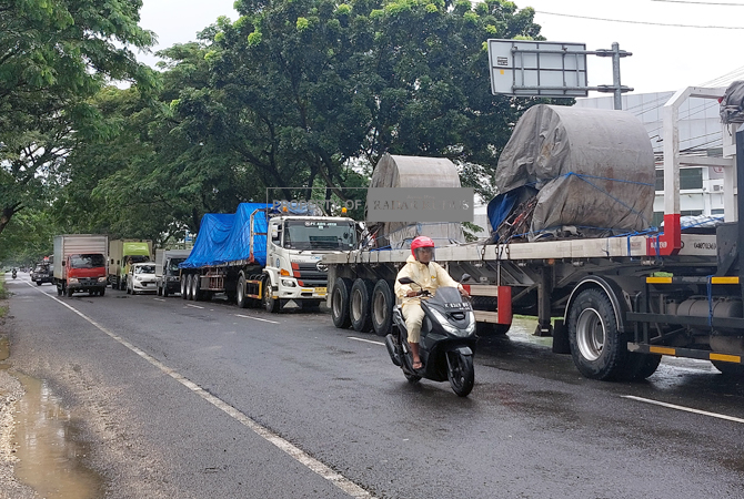 MACET: Pesepeda motor menerobos arus kemacetan di jalur Pantura Pati-Rembang belum lama ini. (ANDRE FAIDHIL FALAH/RADAR KUDUS)