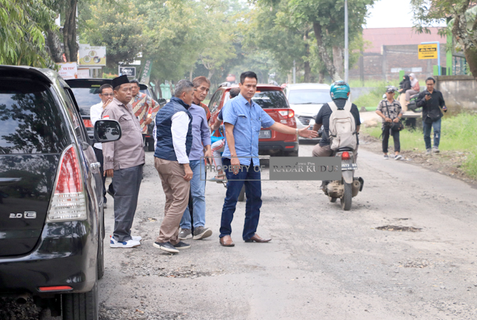 SIDAK JALAN RUSAK: Anggota DPRD Kudus didampingi Kadinas PUPR melakukan inspeksi mendadak atas jalan rusak tepatnya didepan Kampus IAIN Kudus. (DONNY SETYAWAN/ Radar Kudus)