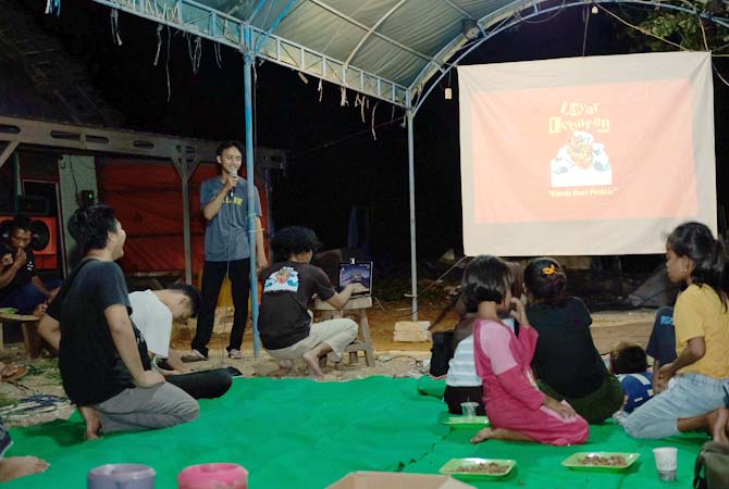 NOBAR: Sinema Kalinyamat menggelar nonton bersama melalui layar tancap. (AHMAD FOR JAWA POS RADAR KUDUS)