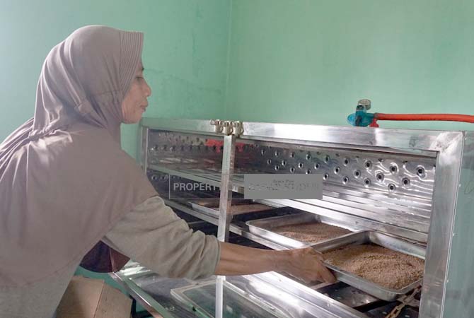 Suasana produksi terasi milik Mama Maju Mapan Jalan Silugonggo Nomor 9 Juwana Pati. (ACHMAD ULIL ALBAB/RADAR KUDUS)
